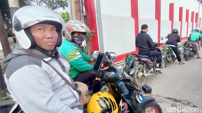 Kenaikan BBM tidak menyurutkan warga untuk memburunya, ini terlihat di SPBU Jalan Demang Lebar Daun, Palembang, Sumsel.