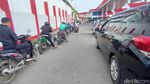 BBM Naik Kok Masih Antre?