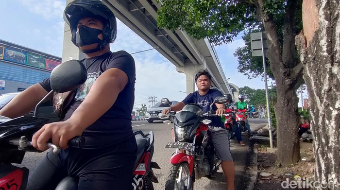 BBM Naik Kok Masih Antre? Kenaikan BBM tidak menyurutkan warga untuk memburunya, ini terlihat di SPBU Jalan Demang Lebar Daun, Palembang, Sumsel.