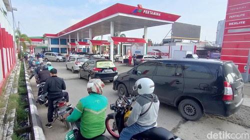 Kenaikan BBM tidak menyurutkan warga untuk memburunya, ini terlihat di SPBU Jalan Demang Lebar Daun, Palembang, Sumsel.
