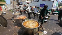 Panci raksasa digunakan untuk membuat makanan bagi pengungsi banjir Pakistan. Hujan muson yang mengakibatkan banjir telah menenggelamkan sepertiga wilayah Pakistan. Bencana tersebut juga merenggut sedikitnya 1.190 nyawa sejak Juni. Lebih dari 33 juta orang terdampak banjir tersebut.