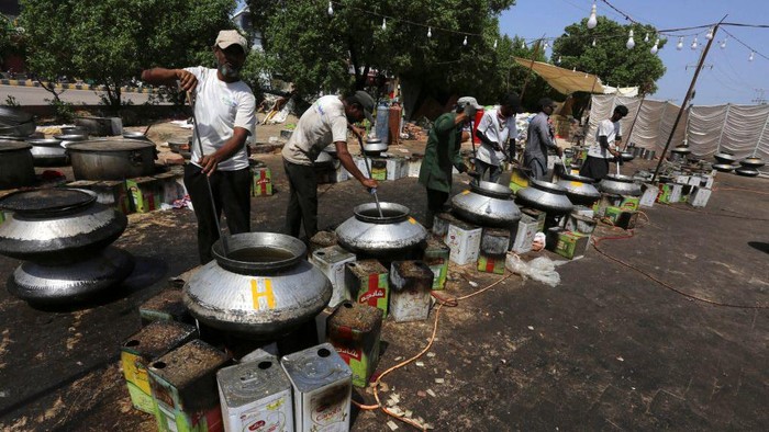 Begini Suasana Dapur Umum untuk Korban Banjir di Pakistan Workers of 'Saylani welfare trust' cook food for flood-affected people in Hyderabad in Sindh province on September 5, 2022. - Monsoon rains have submerged a third of Pakistan, claiming at least 1,190 lives since June and unleashing powerful floods that have washed away swathes of vital crops and damaged or destroyed more than a million homes. (Photo by Akram SHAHID / AFP) (Photo by AKRAM SHAHID/AFP via Getty Images)