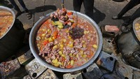 Penampakan makanan yang dimasak berisikan daging, kentang dan bumbu-bumbu lainnya.
