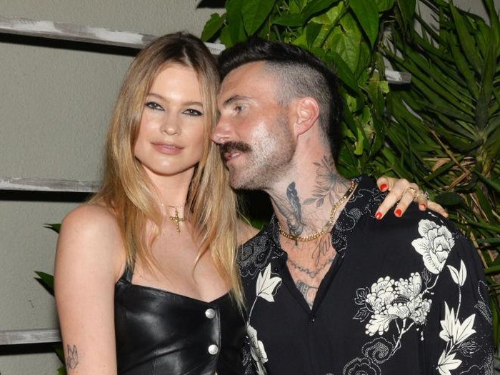 Behati Prinsloo dan Adam Levine MIAMI BEACH, FL - FEBRUARY 24: Behati Prinsloo and Adam Levine at the Calirosa Tequila Sunset Happy Hour at South Beach Wine & Food Festival on February 24th, 2022 in Miami Beach, Florida. (Photo by Manny Hernandez/Getty Images)