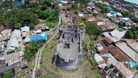 Menurut penduduk setempat, nama tersebut berasal dari salah satu Sultan Ternate yang bernama Kaicil Tolukko. Ia memerintah Ternate pada tahun 1692, sebagai informasi. Sumber lain menyebutkan bahwa nama tersebut terinspirasi dari modifikasi nama asli “Santo Lucas”.