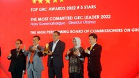 Direktur Utama PT Bank Tabungan Negara (Persero) Tbk., Haru Koesmahargyo (kiri) mengangkat piala bersama  Direktur Human Capital, Compliance and Legal, Eko Waluyo usai menerima penghargaan di ajang TOP Governance Risk & Compliance 2022 di Jakarta, Selasa (6/9) . 