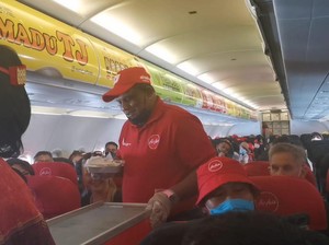Tony Fernandes Mendadak Jadi Pramugara, Layani Penumpang dan Pungut Sampah