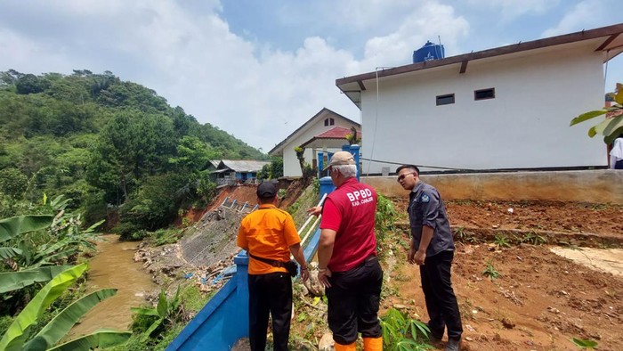 BPBD cek TPT dan pagar SMAN 1 Sukanagara yang ambruk akibat longsor