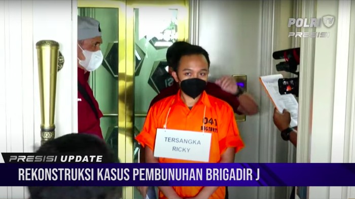 Bripka Ricky Rizal dalam rekonstruksi kasus pembunuhan Brigadir Yosua (YouTube Polri TV Radio)