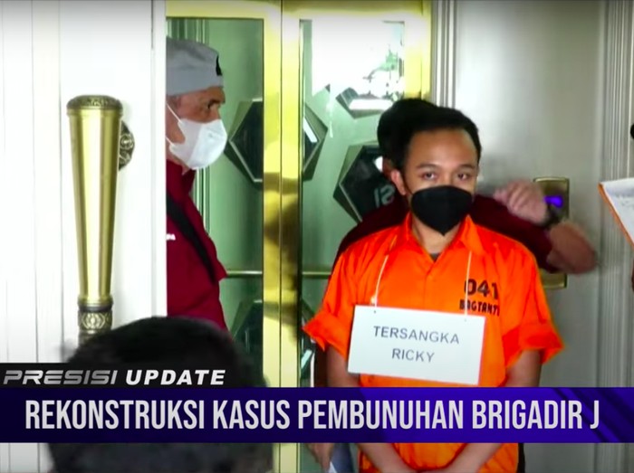 Bripka Ricky Rizal dalam rekonstruksi kasus pembunuhan Brigadir Yosua (YouTube Polri TV Radio)