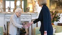 Liz Truss menyalami Ratu Inggris, Queen Elizabeth II di Aberdeenshire, Skotlandia, Selasa (6/9/2022). Liz Truzz menghadap ratu untuk memberitahukan secara resmi posisinya setelah terpilih menjadi perdana menteri. (Jane Barlow/Pool Photo via AP)