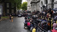 PM Inggris yang baru, Liz Truss berbicara kepada puluhan jurnalis di depan kantor dan kediaman resmi perdana menteri di Jl Downing Streey No. 10, London, Selasa (6/9). Ia langsung berkantor usai bertemu Ratu Elizabeth II.