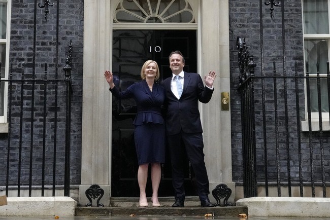 Karakter gaya Liz mulai berangsur berubah saat dirinya ikut kontestasi politik dalam mencari pengganti pendahulunya, Boris Johnson. Ia cenderung bermain aman dengan busana yang lebih bersahaja baik dari segi warna dan siluet. (Foto: AP/Frank Augstein)