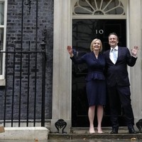 Karakter gaya Liz mulai berangsur berubah saat dirinya ikut kontestasi politik dalam mencari pengganti pendahulunya, Boris Johnson. Ia cenderung bermain aman dengan busana yang lebih bersahaja baik dari segi warna dan siluet. (Foto: AP/Frank Augstein)