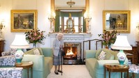 Ratu Inggris, Queen Elizabeth II menunggu kehadiran Liz Truss di Aberdeenshire, Skotlandia, Selasa (6/9/2022). (Jane Barlow/Pool Photo via AP)