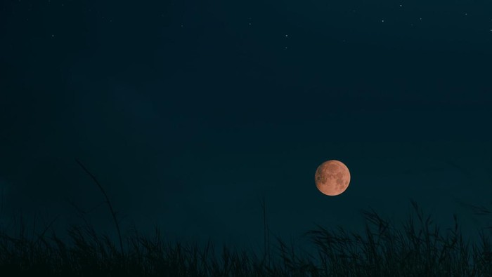 Bulan panen atau purnama harvest moon.