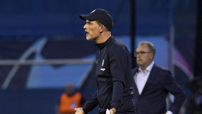 Chelseas Germa coach Thomas Tuchel (L) reacts as Dinamo Zagrebs Croatian head coach Ante Cacic (R) looks on during the UEFA Champions League Group E football match between Dinamo Zagreb (CRO) and Chelsea (ENG) at The Maksimir Stadium in Zagreb on September 6, 2022. (Photo by DENIS LOVROVIC / AFP) (Photo by DENIS LOVROVIC/AFP via Getty Images)