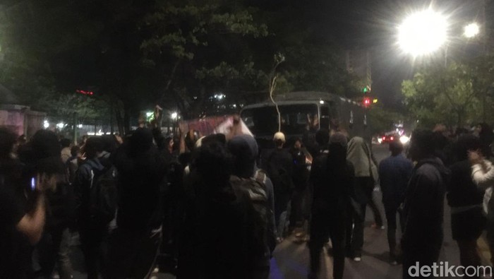 Demo BBM di Makassar bikin macet.