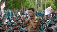 Gubernur Aceh Achmad Marzuki memberikan penjelasan saat menemui pengunjuk rasa di Kantor Pemerintahan Aceh, Banda Aceh, Selasa (6/9/2022). (Ampelsa/Antara Foto)