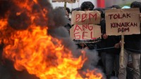 Api yang berkobar di depan mahasiswa yang sedang melakukan demo di depan Gedung DPRD Sulawesi Tenggara, Selasa (6/9/2022). (Jojon/Antara Foto)