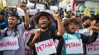 Pergerakan Mahasiswa Islam Indonesia (PMII) Sukoharjo melakukan demo kenaikan harga BBM bersubsidi di Kartasura, Sukoharjo, Jawa Tengah, Selasa (6/9/2022). (Mohammad Ayudha/Antara Foto)