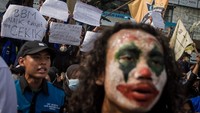 Sebagian dari Pergerakan Mahasiswa Islam Indonesia (PMII) berdandan seperti petani dan buruh saat melakukan unjuk rasa di Kartasura, Sukoharjo, Jawa Tengah, Selasa (6/9/2022). (Mohammad Ayudha/Antara Foto). (Mohammad Ayudha/Antara Foto)