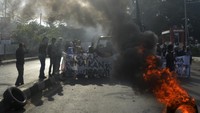 Mahasiswa membakar ban bekas saat berunjuk rasa di Makassar, Sulawesi Selatan, Selasa (6/9/2022). Unjuk rasa mahasiswa masih terjadi di sejumlah lokasi di Makassar. (Abriawan Abhe/Antara Foto)