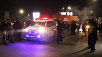 Mobil ambulans melintas di antara pengunjuk rasa yang memblokir jalan di depan kampus Universitas Negeri Makassar (UNM) di Makassar, Sulawesi Selatan, Senin (5/9/2022). Aksi tersebut berlangsung hingga malam hari dengan menutup akses jalan di depan kampus UNM. (Arnas Padda/Antara Foto)
