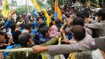 Harga BBM Naik Picu Aksi Mahasiswa di Berbagai Daerah, Ini Fotonya