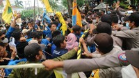 Unjuk rasa tersebut berlangsung ricuh, karena mahasiswa memaksa masuk ke gedung dewan untuk bertemu wakil rakyat di depan gedung DPRD Kabupaten Jombang, Jawa Timur, Selasa (6/9/2022). (Syaiful Arif/Antara Foto)