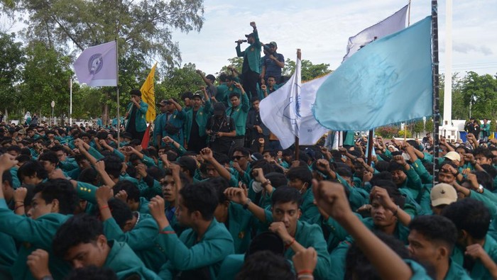 Demo BBM di Sejumlah Daerah Penjabat Gubernur Aceh Achmad Marzuki memberikan penjelasan saat menemui pengunjuuk rasa yang menuntut penurunan harga bahan bakar minyak (BBM) subsidi di Kantor Pemerintahan Aceh, Banda Aceh, Selasa (6/9/2022). Sekitar seribu mahasiswa Universitas Syiah Kuala (USK) Aceh yang menggelar aksi damai itu menyerahkan langsung beberapa tuntutannya kepada Penjabat Gubernur Aceh Achmad Marzuki, antara lain menolak kenaikan BBM subsidi untuk dapat diteruskan kepada pemerintah pusat. ANTARA FOTO/Ampelsa/tom.