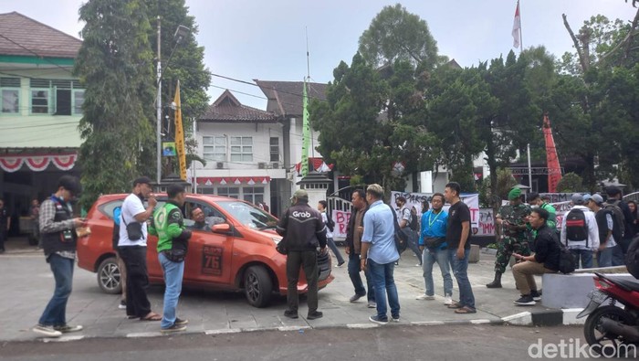 Demo di DPRD Kota Sukabumi.