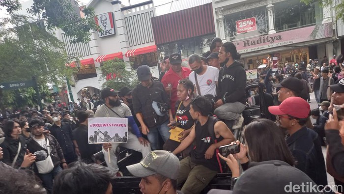 Demo harga BBM di DPRD DIY Jalan Malioboro, Jogja, Rabu (7/9/2