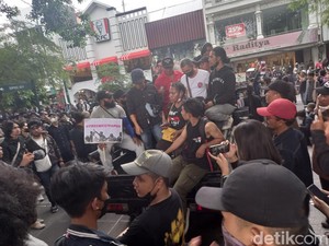 Demo Tolak Kenaikan Harga BBM di Depan DPRD DIY Malioboro Ricuh!