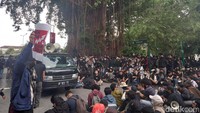 Aksi demontrasi menolak kenaikan harga BBM di depan Kantor DPRD DIY diwarnai kericuhan, Rabu (7/9/2022) sore. (Foto: Heri Susanto/detikJateng)