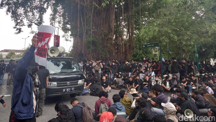 Demo harga BBM di DPRD DIY Jalan Malioboro, Jogja, Rabu (7/9/2 Demo harga BBM di DPRD DIY Jalan Malioboro, Jogja, Rabu (7/9/2