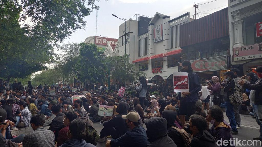Demo Tolak Harga BBM Naik di Malioboro Ricuh, Gerbang DPRD DIY Roboh
