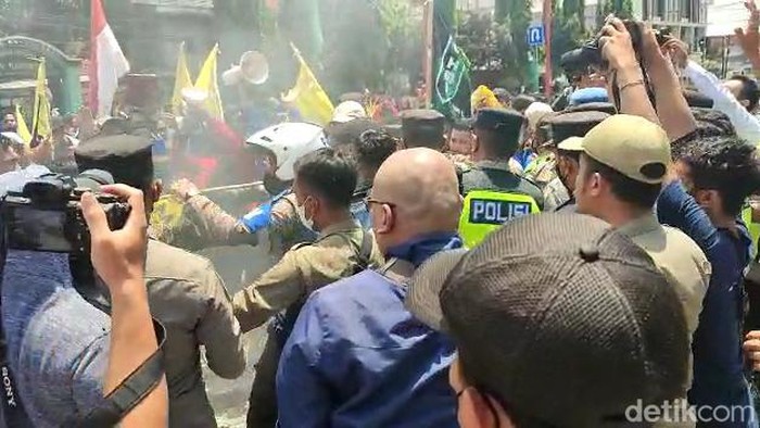 Demo kenaikan BBM di Mojokerto diwarnai polisi memukul mahasiswa