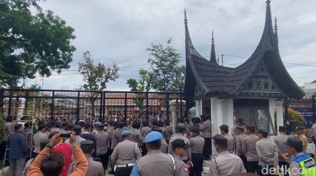 Demo mahasiswa tolak kenaikan harga BBM di depan DPRD Sumbar di Padang.