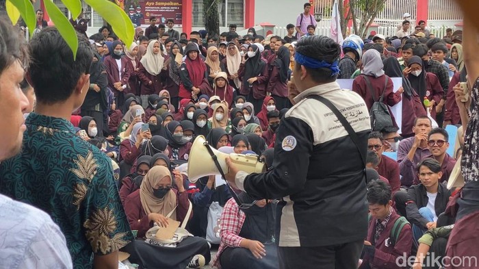 Demo mahasiswa tolak kenaikan harga BBM di depan DPRD Sumbar di Padang.