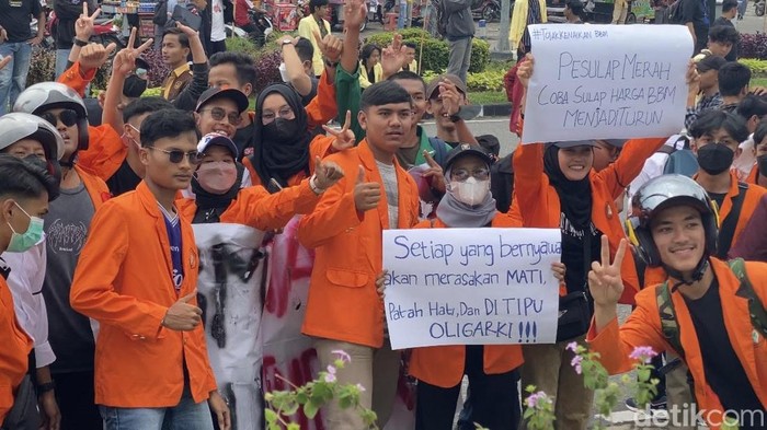 Demo mahasiswa di Padang.