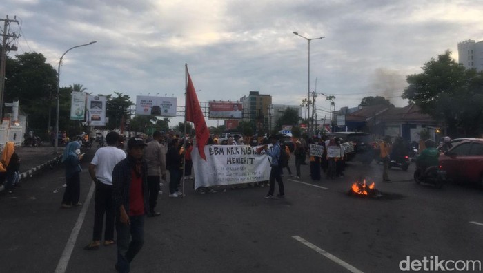 Demo mahasiswa penolakan harga kenaikan BBM di Makassar.