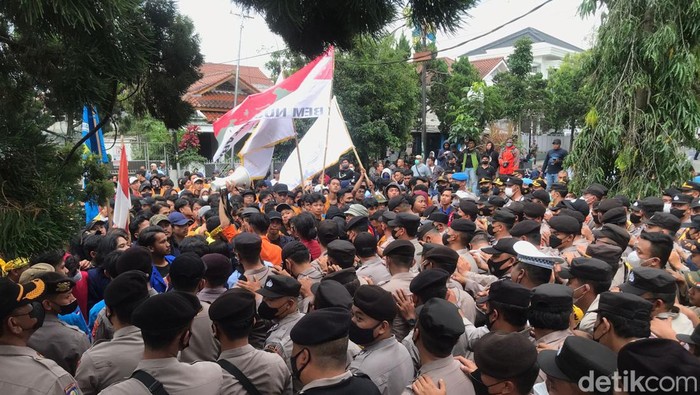 Demo ricuh di depan DPRD Kota Sukabumi.
