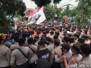 Demo Mahasiswa Tolak BBM Naik di Sukabumi Ricuh!