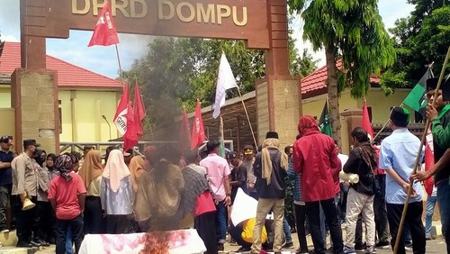 Suasana Mahasiswa Dompu menggelar aksi unjuk rasa penolakan kenaikan harga BBM di depan kantor DPRD Dompu.
