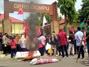Demo BBM Ricuh Lagi, Mahasiswa Dompu Jebol Pagar DPRD