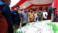 Direktur Utama BSI Hery Gunardi dan Wali Nanggroe Aceh Tgk Malik Mahmud Al-Haytar mengecek bandeng beku yang akan diekspor di gedung BSI Regional Aceh, Selasa (6/9/2022).
