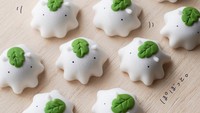 Jika mochi umumnya berbentuk bulat, berbeda dengan mochi buatan CocoGjf ini. Kreasinya unik berbentuk hewan putih yang bersembunyi di dedaunan. Foto: Twitter @CocoGjf