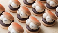 Macaron gemas satu ini juga memiliki bentuk yang menarik. Isian macaronnya dibuat seperti dua ekor burung mungil.  Foto: Twitter @CocoGjf