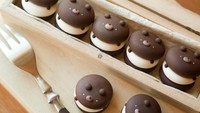 Penyuka macaron pasti juga akan gemas melihat kreasi satu ini. Macaron berbentuk beruang ini diberikan isian vanilla yang manis. Foto: Twitter @CocoGjf